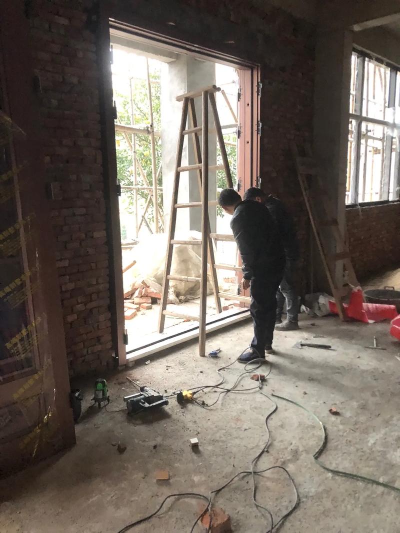 鋅合金財(cái)門(mén)安裝完成——打造安全與美觀并重的自建房大門(mén)