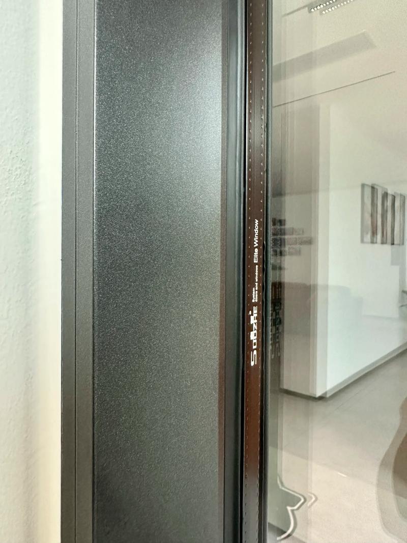 封陽(yáng)臺(tái)天花板外開(kāi)+窄框大玻璃 索哲門(mén)窗的系統(tǒng)門(mén)窗安裝優(yōu)勢(shì)解析